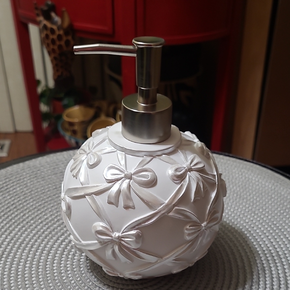Opulent Collection Round Soap/Lotion Dispenser